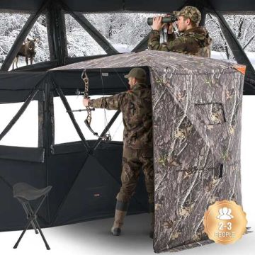 Metsästyskäyttöön tarkoitettu 2-3 hengen maastoteltta tuolin ja kantolaukun kanssa